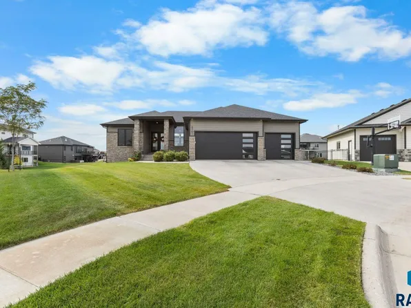 6701 E Spitfire Cir, Sioux Falls, SD 57110