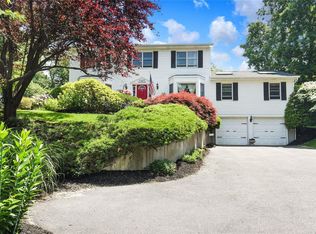 21 Fleets Cove Rd, Huntington, NY 11743