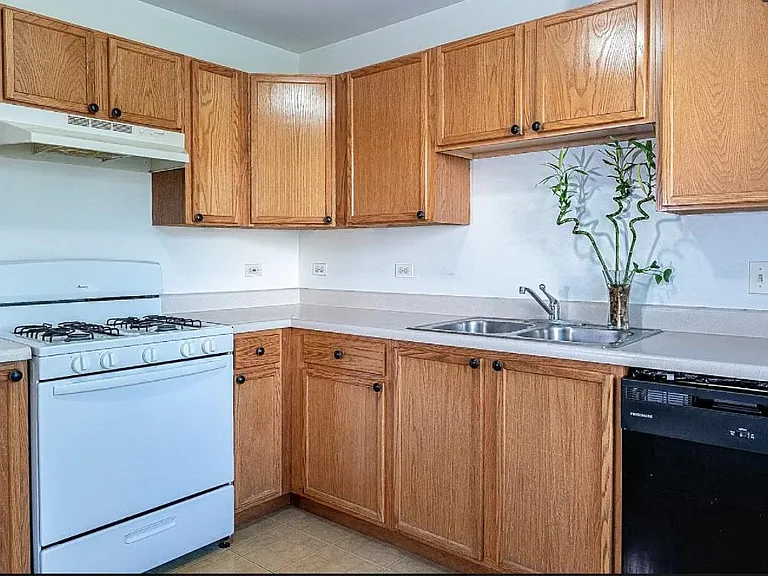 2920 Bartlett Ct — Photo 10