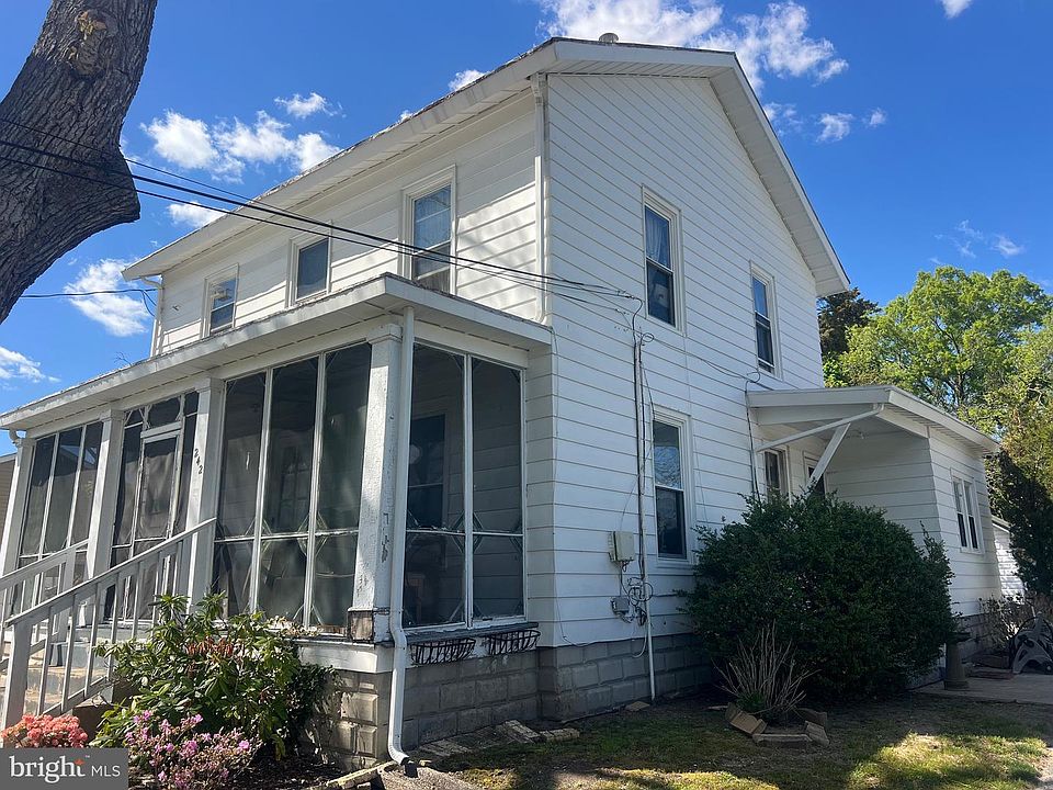 1st image of 242 E Walnut Rd