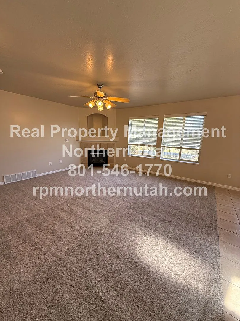 4 Bedroom Home in Clinton! — Photo 3