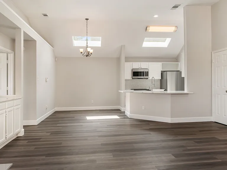2212 Lakeshore Dr — Photo 6