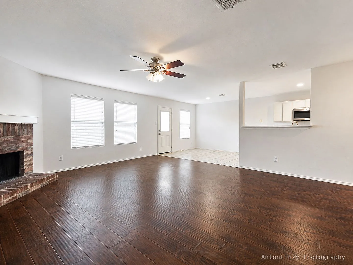 $1,995 3 Bed/2 Bath/2 Garage Ready for Move-in Rockwall Home in Meadowcreek Estates — Photo 3