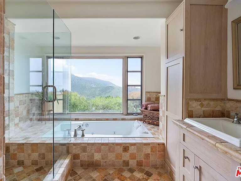 4370 Hillview Dr — Photo 12