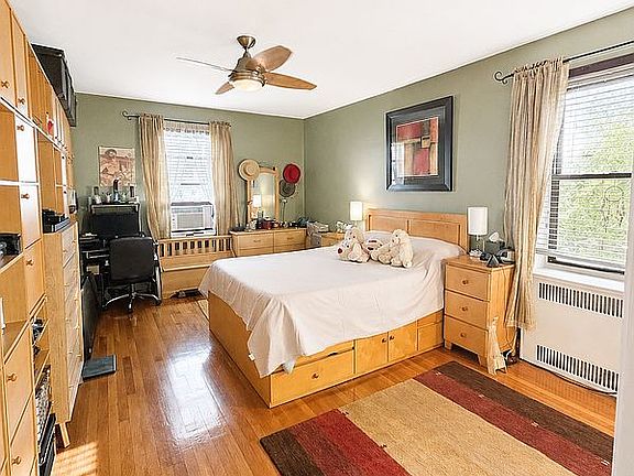 3rd image of 2540 31st Ave APT 4T