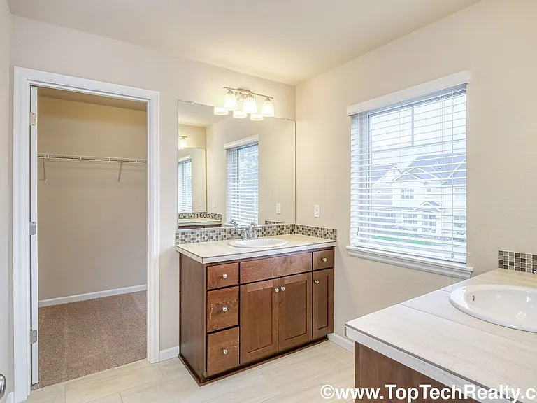 7226 NW Abigail Ter — Photo 15