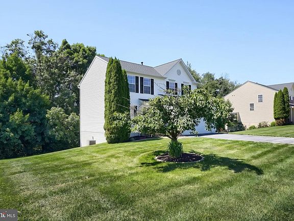 2nd image of 425 Lakeview Dr