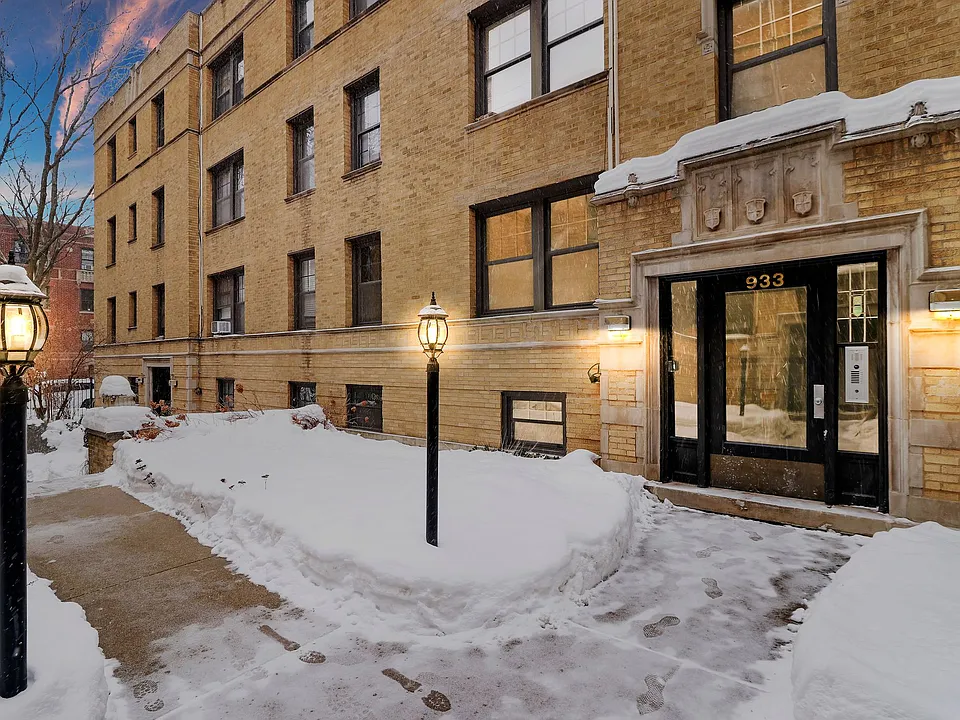931-39 West Oakdale Apartments