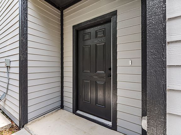 2nd image of 3222 Wexford Dr
