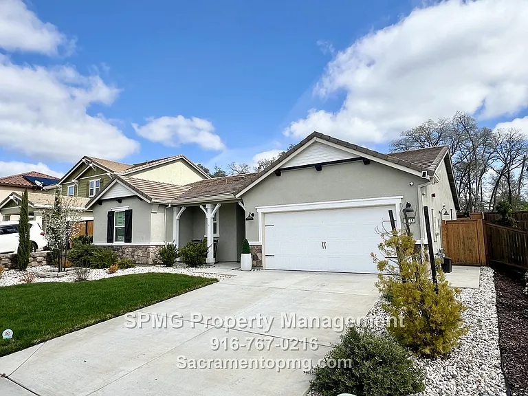 4216 Whitethorn Dr — Photo 3