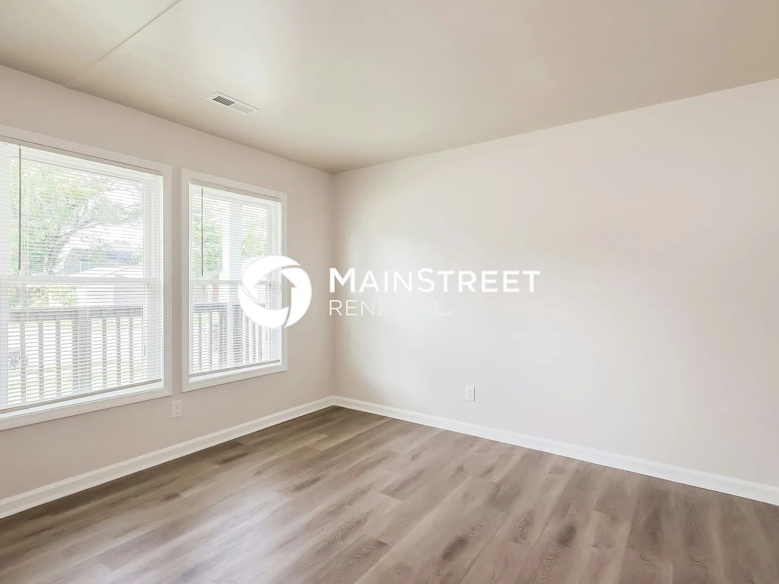 2541 Rowan St — Photo 4