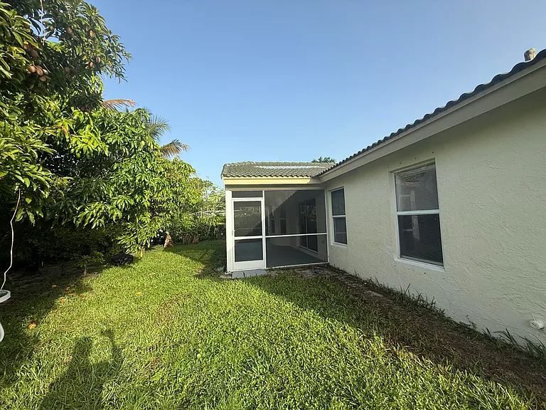 100 Cocoplum Cir — Photo 18