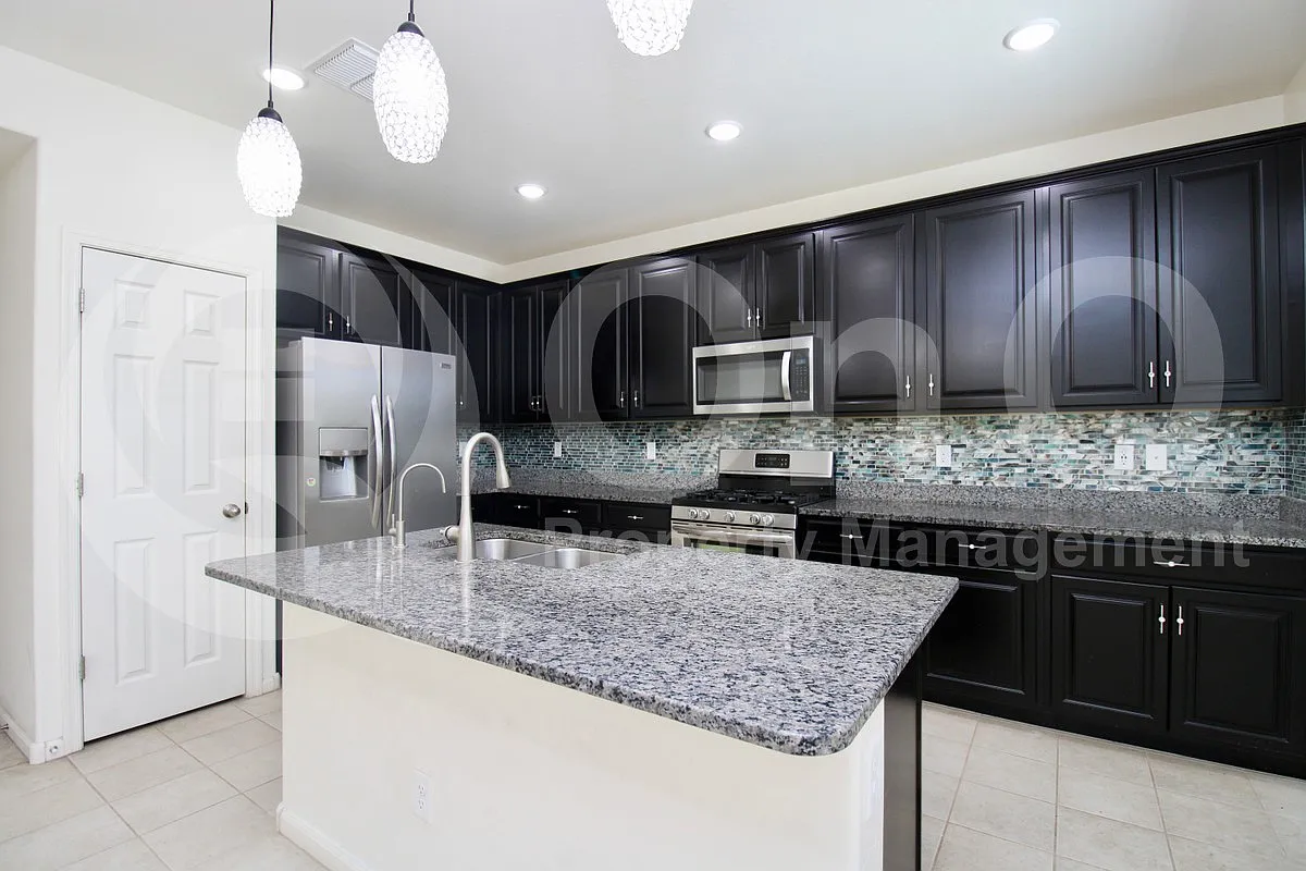 5 bed, 3.0 bath, 2572 sqft, $2,850 — Photo 3