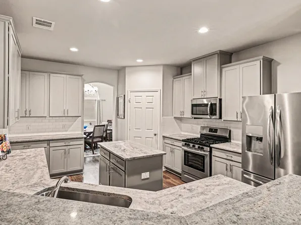 320 Red Maple Ln, Conroe, TX 77304