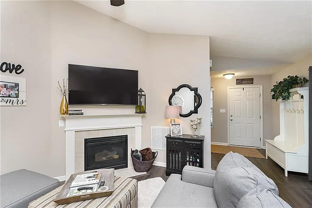 3 bed, 1237 sqft, $2,000 — Photo 1