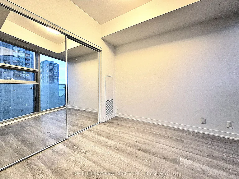 14 York St #1305 — Photo 16