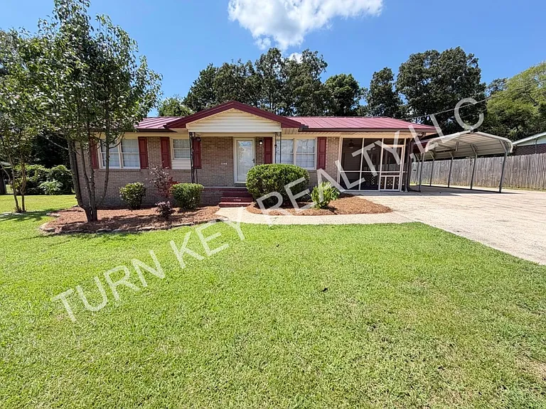 1708 Rogina St — Photo 2