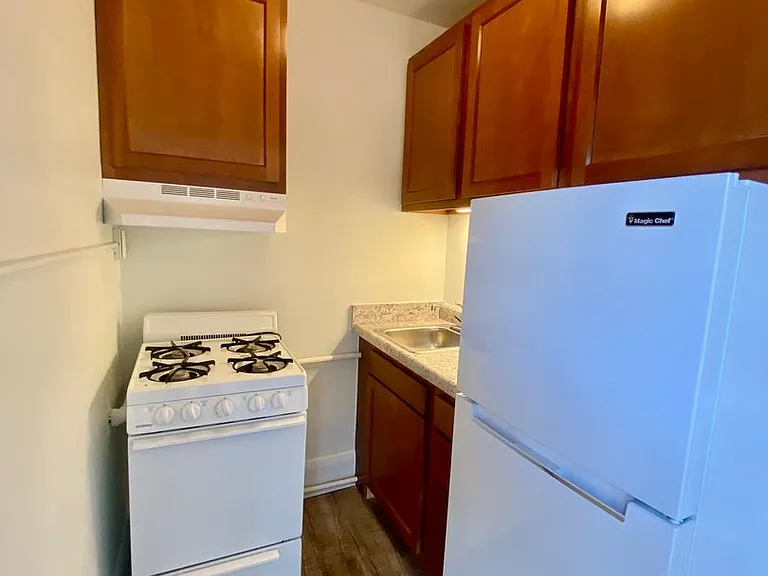514 W Cross St — Photo 2
