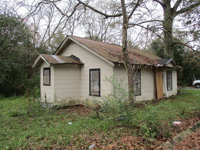 2nd image of 819 8th St SE