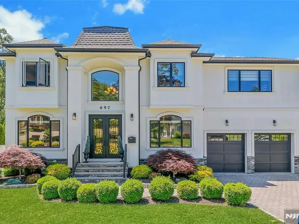 697 Terrace Dr, Paramus, NJ 07652