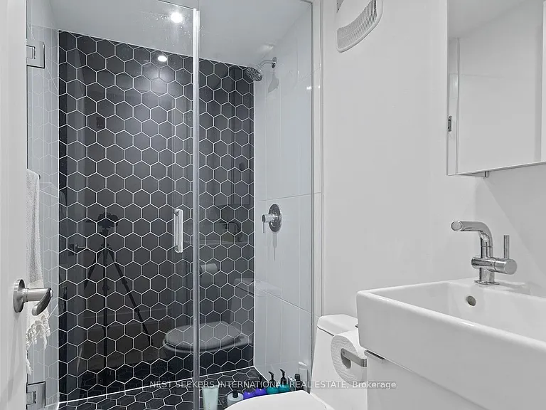 1555 Bloor St W #5 — Photo 6