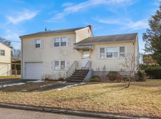 27 Ranch Dr, Bridgeport, CT 06606