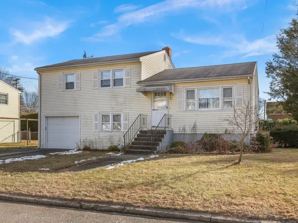 27 Ranch Drive, Bridgeport, CT 06606
