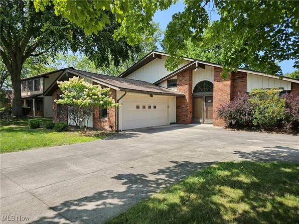 16982 Bob White Cir, Strongsville, OH 44136