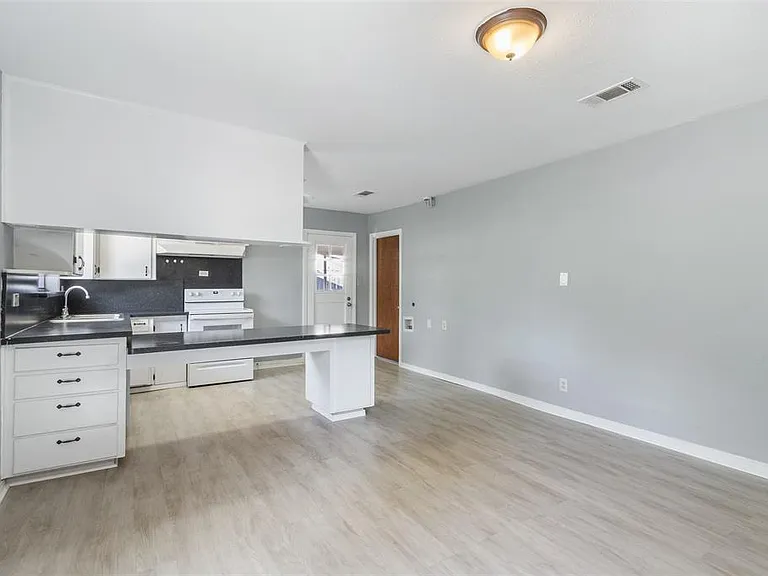 1100 Cedar St — Photo 2