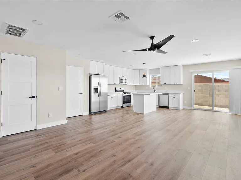 2551 E Broadway Rd — Photo 22
