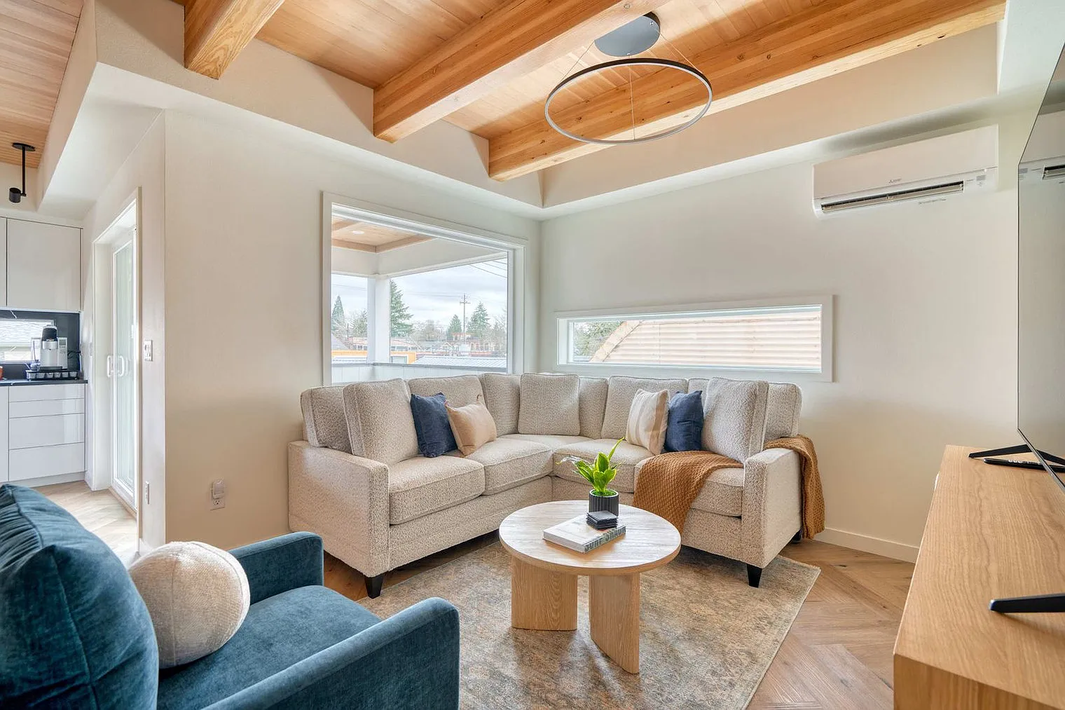 3 bed, 1.0 bath, 1571 sqft, $5,824 — Photo 3