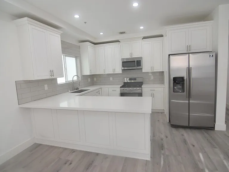 7129 S La Cienega Blvd — Photo 3