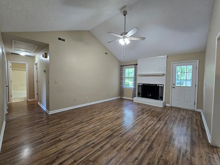 1520 Crowndale Dr — Photo 3