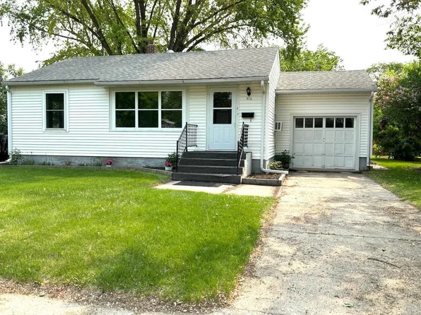 912 Arnold Ave N, Thief River Falls, MN 56701