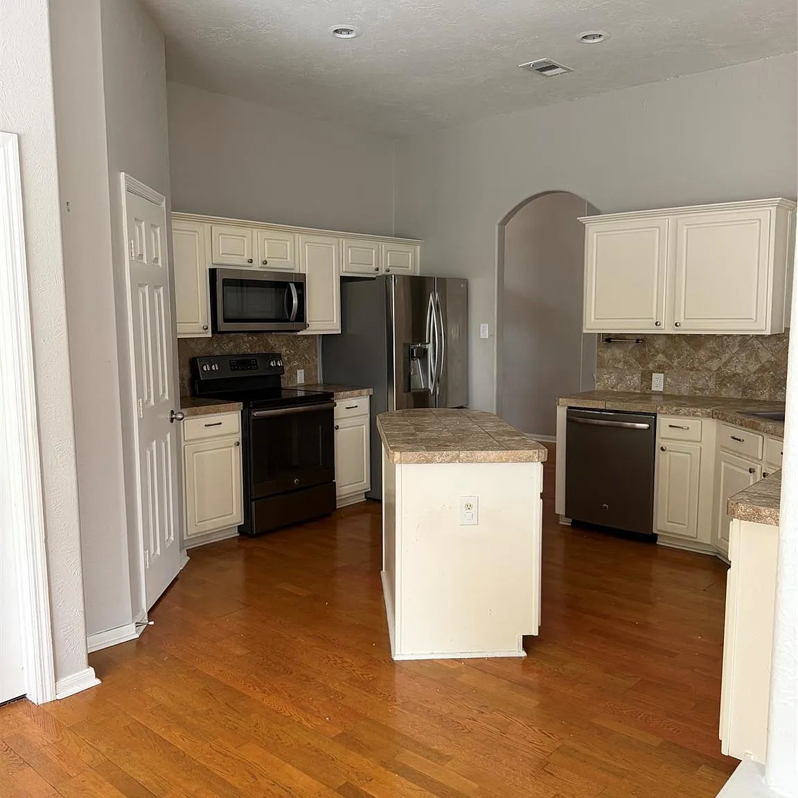 3 bed, 2.0 bath, 1865 sqft, $2,300 — Photo 3
