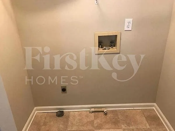 4 bed, 2.5 bath, 2295 sqft, $2,745 — Photo 2