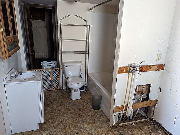 Bathroom W/D hookups