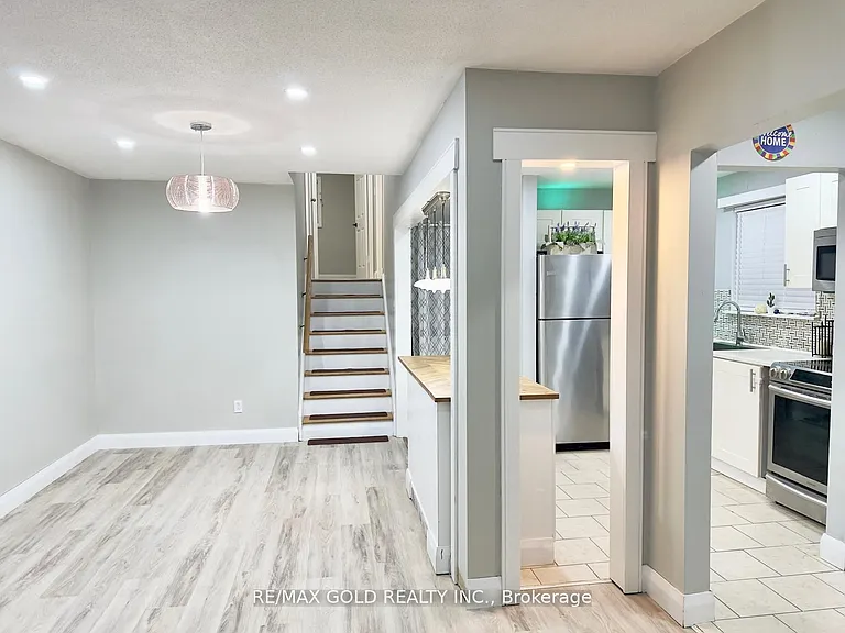 156 Mooregate Cres — Photo 11