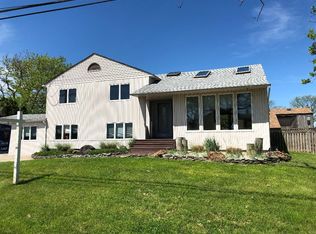201 Island Pkwy W, Island Park, NY 11558