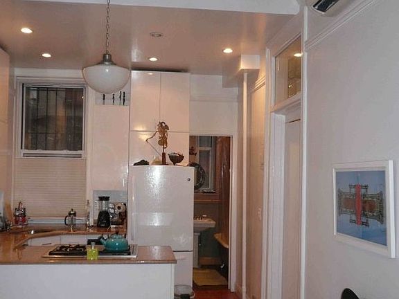 4th image of 328 W 17th St
