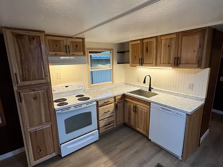4930 NE Dawn Ln — Photo 1