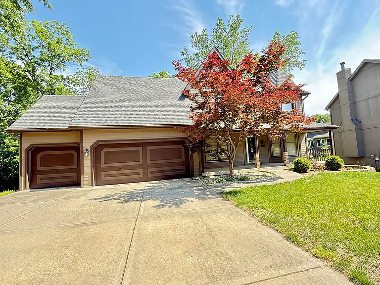 8257 N Woodland Ave — Photo 2
