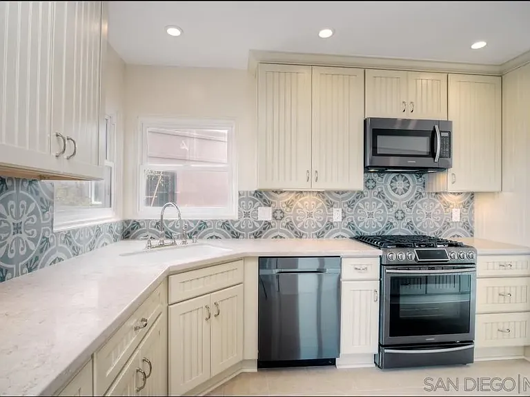 4388 Middlesex Dr — Photo 11
