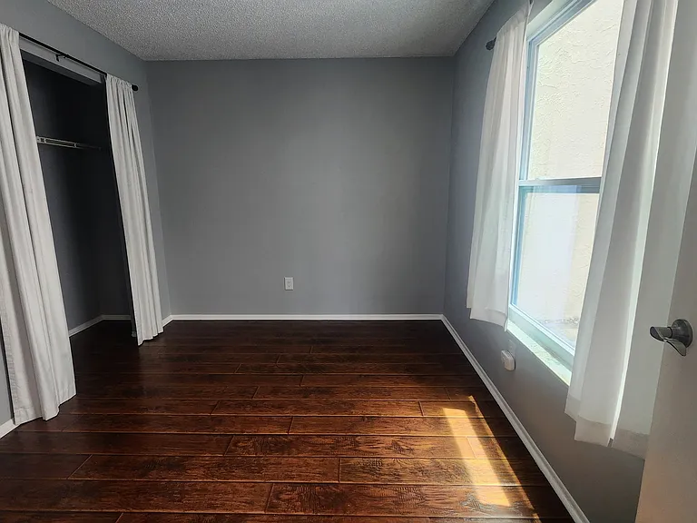 middle bedroom