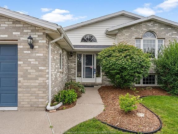 4th image of 1553 Blairwood Cres