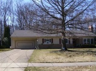 318 Breezewood Dr, Bay Village, OH