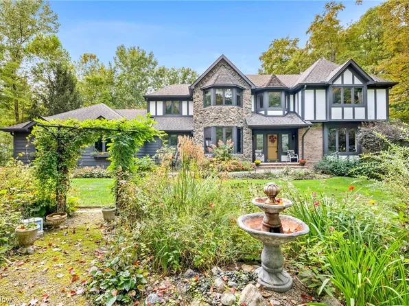 18908 Rivers Edge Dr W, Chagrin Falls, OH 44023