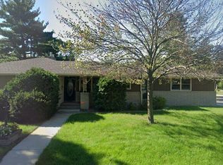 1660 Maple Knoll Dr, Falcon Heights, MN 55113