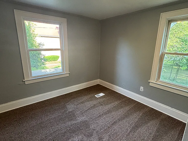 632 Grace Ave — Photo 10