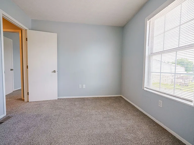 100 Heritage Cir #142 — Photo 6